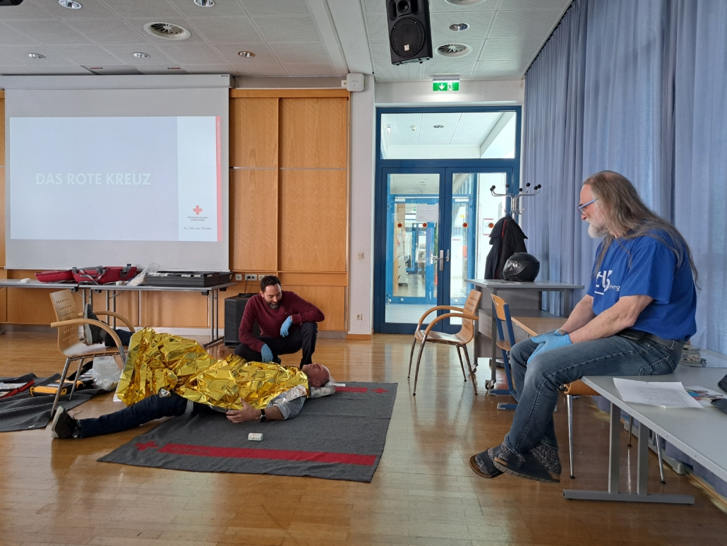Praktische Übung beim Erste Hilfe Kurs
