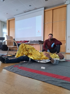 Praktische Übung beim Erste Hilfe Kurs